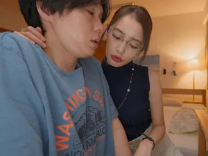 Gã chồng lo làm việc, bà xã ở nhà vụng trộm với cậu thanh niên phòng bên