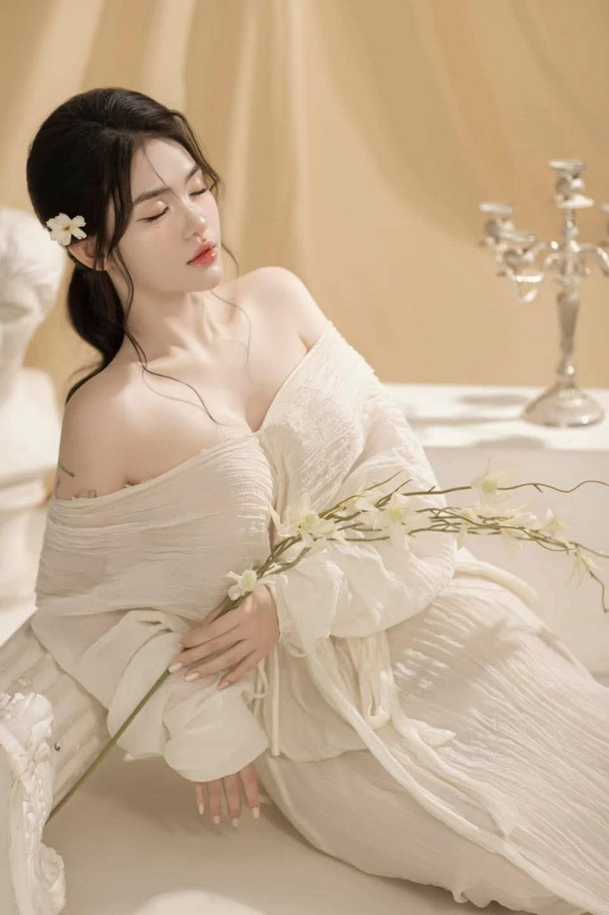 Bị Anh xã bỏ bê, Người vợ lên mạng tìm người trò chuyện và quen được một cCậu bé trai trẻ